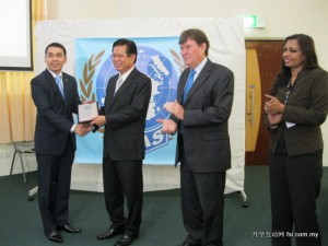 UNAS Secretary-General Yap Kwong Weng (left) presenting a gift to Datuk Lee Kim Shin, witnessed by Professor Ian Kerr and Beena Giridharan.