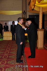 Professor Evans receiving his award from the Yang di-Pertua Negeri