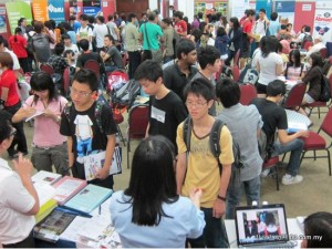 外国留学资讯展示厅人山人海，学生们积极地寻找及考量最适合自己的外国大学。