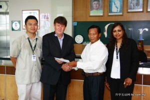 Pro Vice-Chancellor Prof Ian Kerr handing over cash donations to Pemanca Wilson Siang Lim as Barry and Beena look on
