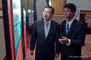 JCLA ambassador Vigneswaran Duraragh showing Datuk Lee his project poster