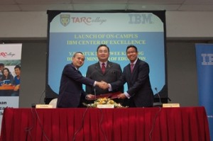 拉曼学院院长陈泽却博士（左）与IBM 马来西亚董事经理拉马那丹（右）交换已签署的备忘录。中为教育部副部长拿督魏家祥博士见证IBM校内卓越中心启用仪式。