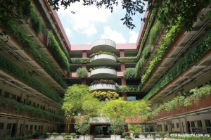 亚洲大学管理学院大楼常年绿化，不但节能省碳，还是一栋会呼吸大楼。