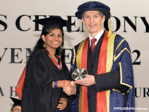 格林威治大学副校长Professor David Maguire将一等荣誉学士学位奖章颁发给其中一名吉隆坡世纪学院毕业生。