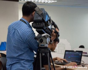 TV2摄像师正在拍摄Fahim制作动画的过程。