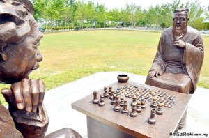 校园内最吸睛的其中一个地方非孔子与爱因斯坦下棋之处莫属了。那里，竖立了孔子与爱因斯坦面对面下棋的铜像。
