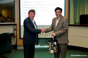 Curtin Sarawak’s Pro Vice-Chancellor Professor Ian Kerr presenting a souvenir to Professor Gong.