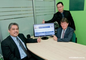 Deputy Pro Vice-Chancellor Professor Yudi Samyudia and Professor Kerr, and Associate Professor Lau (standing) viewing Curtin Sarawak’s rating on the MQA website.