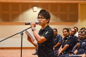 Public Relations student Eric Moo Hong Yuen directing his question to Datuk Mortadza in the Q & A session.