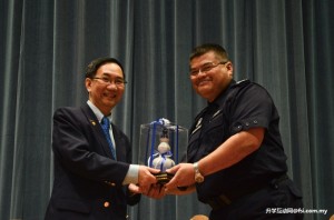 Prof Chuah receives the PDRM souvenir from Datuk Mortadza