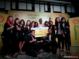 拉曼学院代表队与马来西亚蚬壳公司董事经理 Tuan Haji Azman Ismail (中),在宣布赢得1万5千令吉奖金后合照。