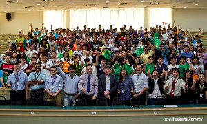 Professor Ian Kerr (middle, front row) posing for group photo with staff and new students of School of Engineering and Science.