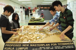 学生所制作的城市规划模型于创育国际学院的展览馆展出。