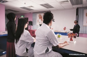 AMU的医学专属校园设有3D解剖室，让学生通过模拟解剖过程加强学习，为课程第三年的实体解剖课做好准备。