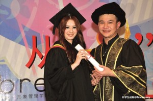 院长Rayy Yap颁发毕业证书予2011年的毕业学生。
