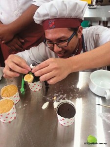 万邦烹饪学院提供深入的教学，注重培养学生的关键技能与实践经验，以帮助学生迎接未来的职业生涯。
