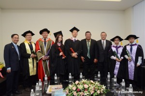 Prof Chuah (left), Tun Dr Ling (fourth from right), Dato’ Ir (Dr) Teo (third from right) posing with the graduates
