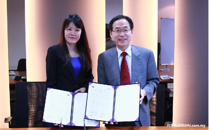 世纪大学代表集团首席营运长刘嘉慧女士（左）与韩国庆南情报大学校长Mr Il-Ju Hwang（右）手持双方签署协议。