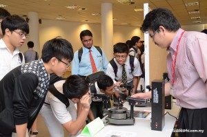 School students trying out the spectrometry experiment
