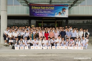 Prof Lee (second row, fourth from right) posing with students and teachers of Shen Jai High School