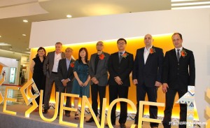 （左一、五、六）设计系主任萧英蓉、马来西亚室内设计师协会主席庄璲铭、院长徐云彪 、英国诺丁汉特伦特大学和其他受邀代表一起主持KBU Sequence 13 毕业展开幕礼。