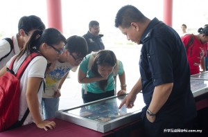 Supt Ng explaining to students of the various drugs seized by the police