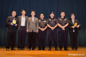 (From left) Dr Teh, Hew, Dato’ Lee, ACP Sum, ACP Goh, Supt Ng and Ms Goh Sok Ngim of TAR UC