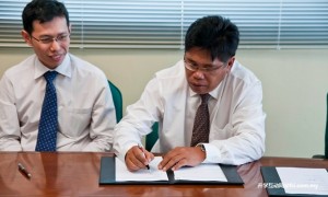 Councillor John Tarawe signing the MoU on behalf of eBario Sdn. Bhd.