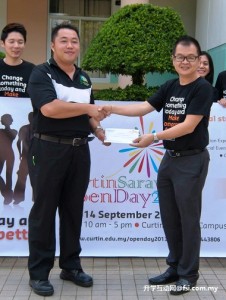Leong (right) receiving sponsorship from Ambrose Chan of Eastwood Golf & Country Club.