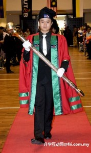 Melvyn Choong Ern Yoong, a student representative carries the UTAR mace in the Guest of Honour Procession