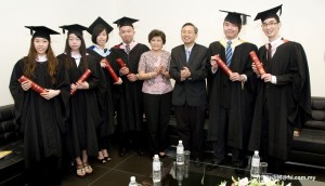Dato’ Sri Dr Ng (fourth from right) and Prof Ewe posing with graduates