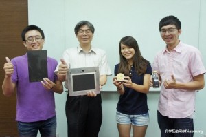 大叶大学材料系赖峰民主任(左二)带领学生研发薄型扬声器，获台北发明展金牌