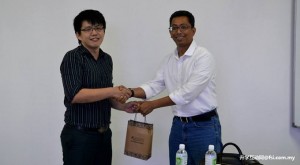 Dr. Garenth Lim (left) presenting a souvenir to Dr. Nor Azmi of CREST.