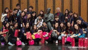 大同韩新传播学院学生与创办人成舍我铜像合影留念。