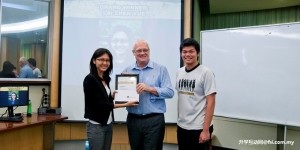 Lai Zhenyue (left) receiving her award from Professor Jim Mienczakowski as Student Council President Jude Lim looks on.