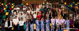 Invited guests and congress delegates in a photo call at the end of the opening ceremony.