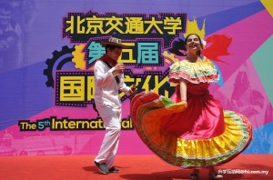 国际留学生载歌载舞，感受异国风情。