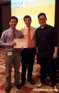 （左起）何运鈜和谭文琛荣获 “2013年 马来西亚IBM Mobilithon 大赛”第三奖。