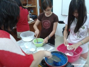 学生学习使用面粉做面团，供幼儿玩乐使用。