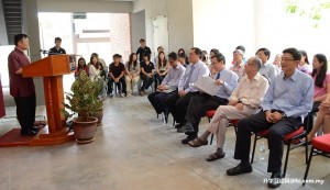 (Seated, first row from right) Hew, Tan Sri Hew, Prof Chuah, Dr Chong and Prof Lee listening to Dr Wong (in red) who is also host for the ceremony