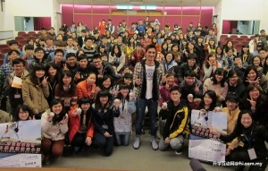马志翔导演与学生合照。