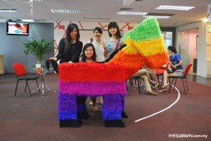 这彩虹雕塑马是平面和多媒体设计一年级学生的作品，将在展会上展出。
