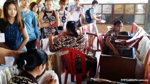 在蜡染生产中学习巴厘岛的文化与传统。