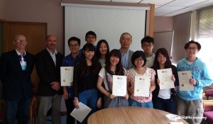 学生完成研习，获颁修业证书。