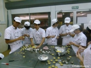 The Chef专业烘焙学院坐落于吉隆坡蕉赖喜中林大厦（D’ Alamanda），为有志于往烘焙业发展的学生提供为期八个月专业烘焙课程。
