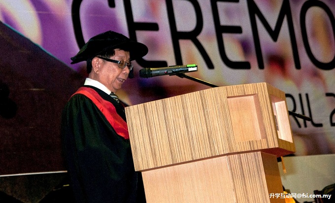 Datuk Patinggi Tan Sri Dr George Chan delivering his occasional address.