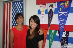 英迪的美国大学学分转移课程（AUP）的校友李绪雅（左）和张慧葵（右）回校探望师长。