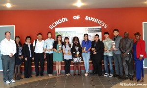 Professor Cabalu-Mendoza (3rd left) and Charmele Ayadurai (2nd left) posing with some of the award recipients at Curtin Sarawak’s School of Business.