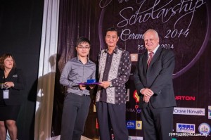 Chan (left) receiving his IEM Gold Medal Award at the Curtin Sarawak Award and Scholarship ceremony last April.
