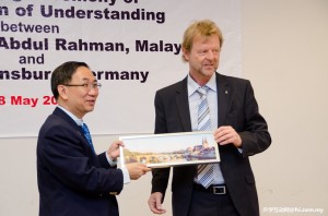 Prof Baier (right) presenting a memento to Prof Chuah